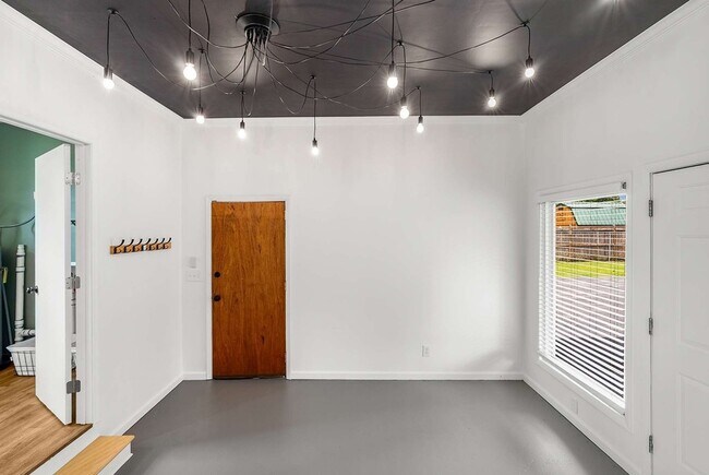 Building Photo - 2519 David Dr