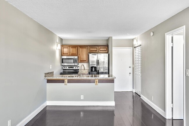 Building Photo - 2701 Riverside Dr