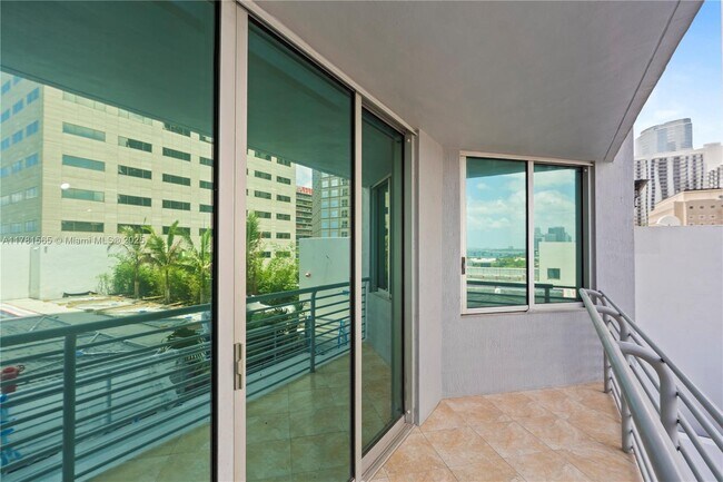 Building Photo - 325 S Biscayne Blvd