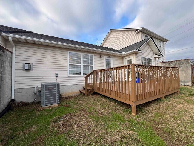 Building Photo - 2-Bedroom + office Condo Retreat with Pool Access