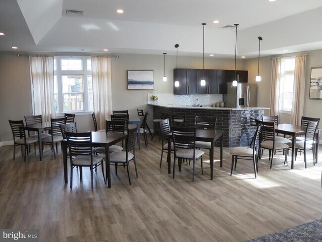 Building Photo - 1710 Featherstone Rd