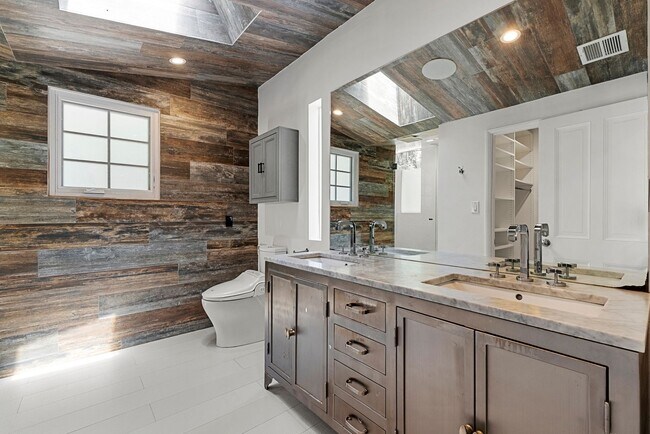 Building Photo - Designer-Done 3 Bed + 3 Bath in Prime Beve...