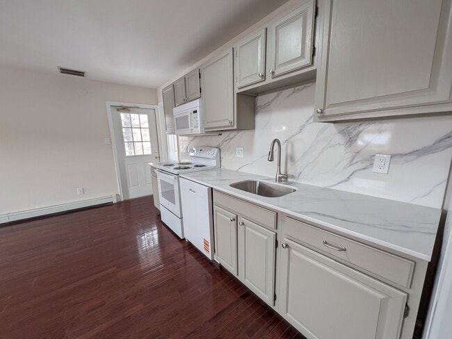 Building Photo - 416 Main St