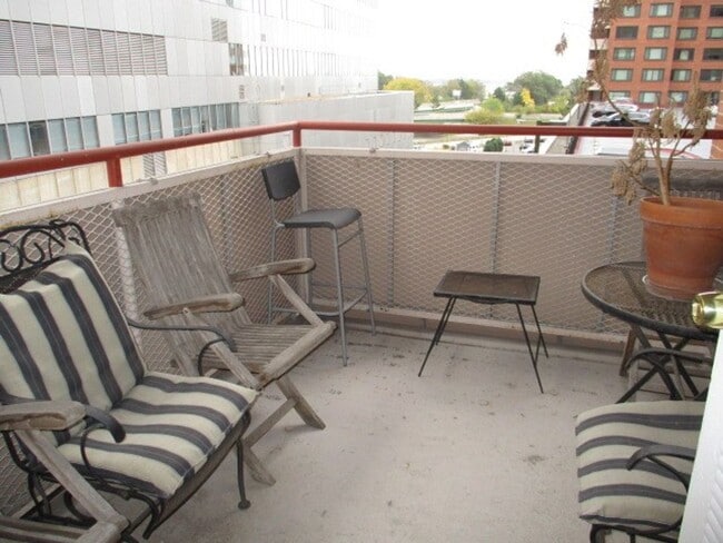 Building Photo - Spacious 1BR! Utilities Included! Rosslyn ...