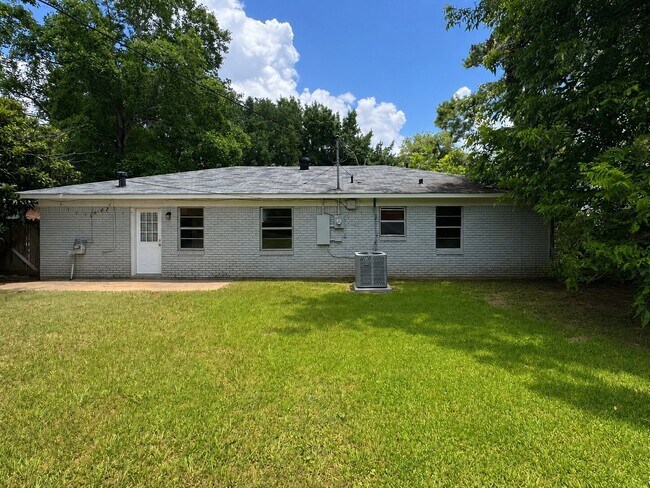 Building Photo - Charming 3-Bedroom Home with Spacious Backyard!