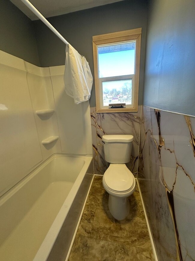 Building Photo - 5 Bedroom / 3 Bath Home Kingsport, TN