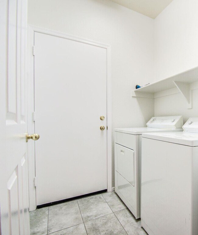 Building Photo - 3216 E Muirwood Dr