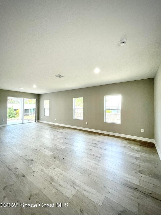 Building Photo - 526 Frink Ave