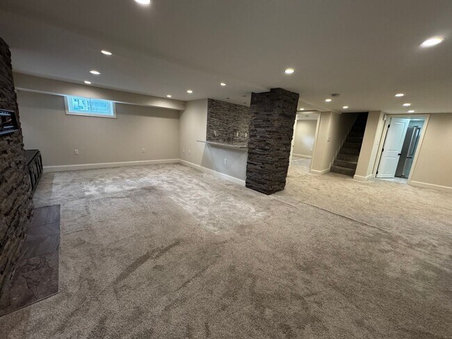 Building Photo - RENOVATED EXPANSIVE 5BD 4BA BRIGHTWOOD HOME