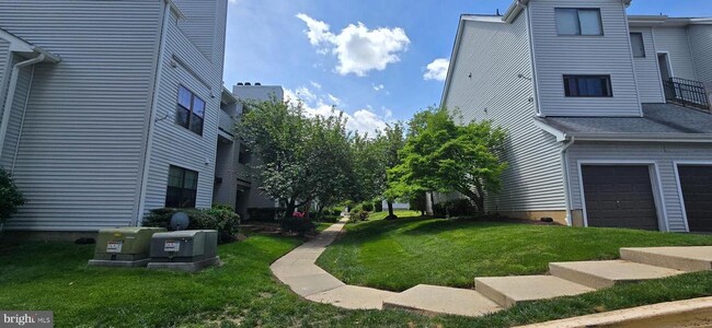 Building Photo - 1625 Carriage House Terrace