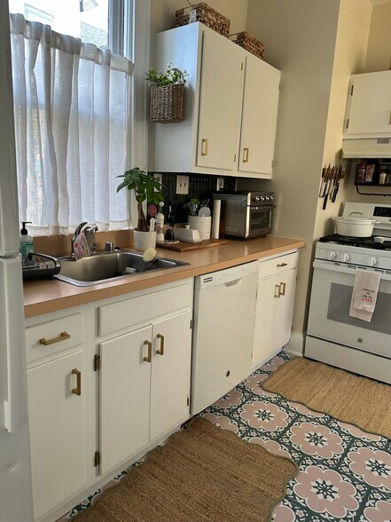 KITCHEN - 1179 Herschel Ave