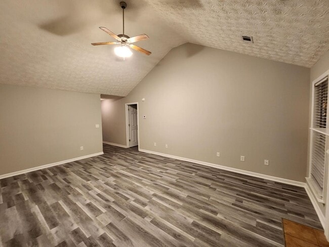 Building Photo - 3 Bedrooms 2 Baths 2 Car Garage - North Co...