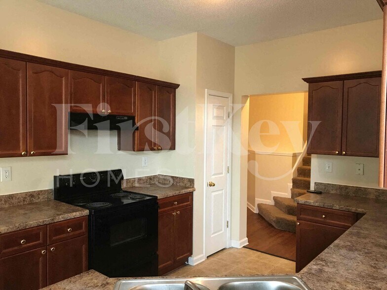 Building Photo - 7142 Queens Crown Ct