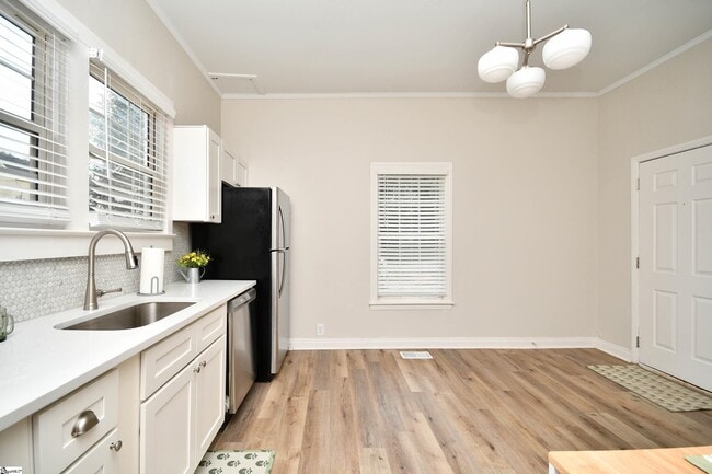 Building Photo - 5 Cardwell St