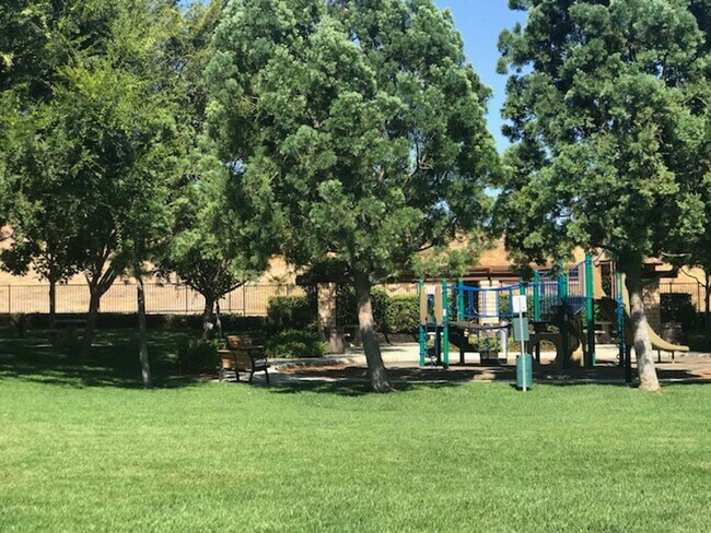 Building Photo - Gated Community!