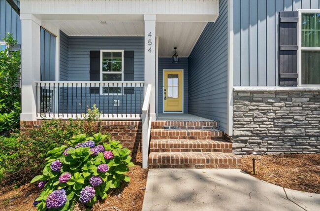 Building Photo - Charming 3-Bedroom Bunn Home with Granite ...