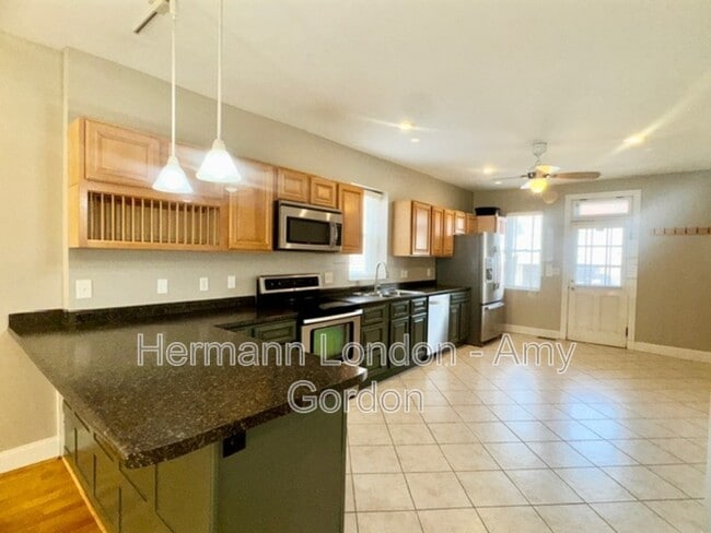 Building Photo - 2145 Victor St