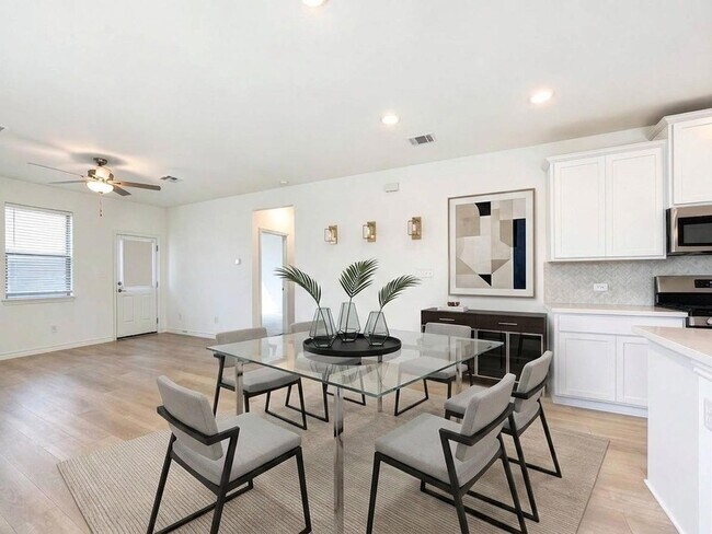 Building Photo - 366 Papaya Dr