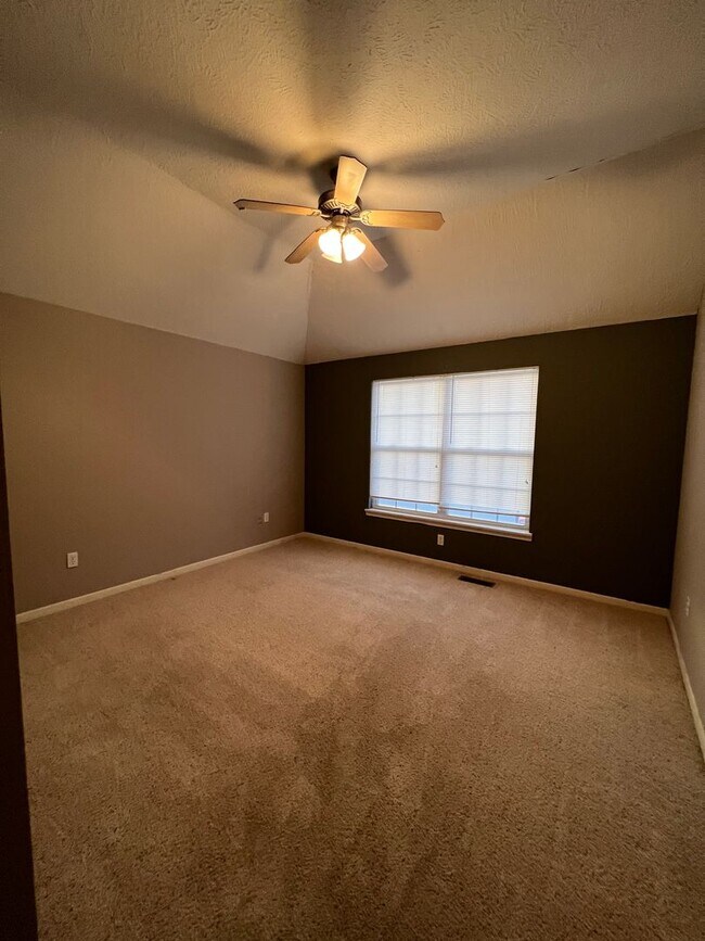 Building Photo - Great location in Nixa 3 bedroom 2 full bathrooms