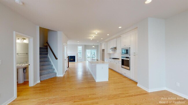 Building Photo - 2877 Rayfield Ave