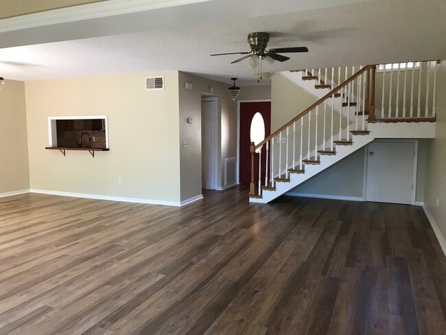 Building Photo - FABULOUS 3/2.5 Townhome In Wonderful Lake ...