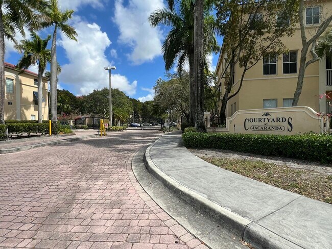 Building Photo - 150 Jacaranda Country Club Dr