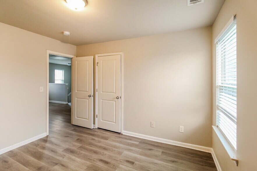 Building Photo - 203 Fern Walk
