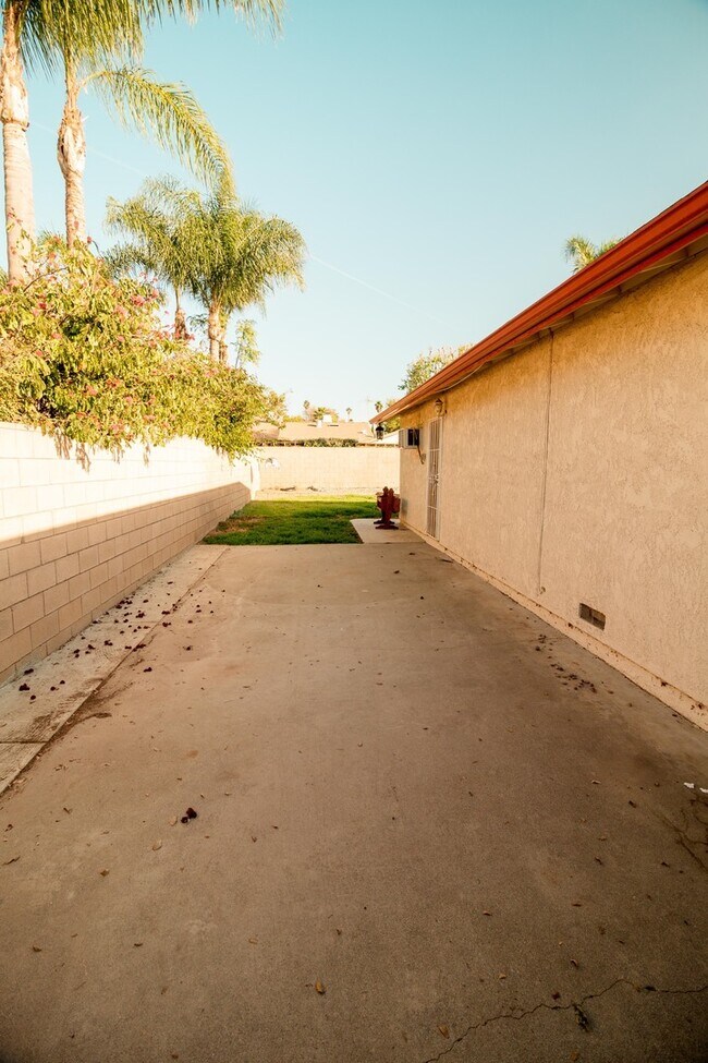 Building Photo - Spacious 4 Bed / 2 Bath Pool Home in Prime Corona Location!