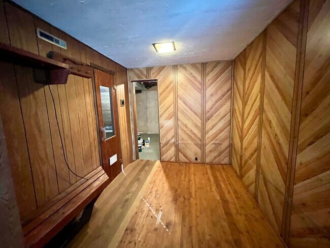 Building Photo - Beautiful 5 Bedroom Ranch Style Home in No...