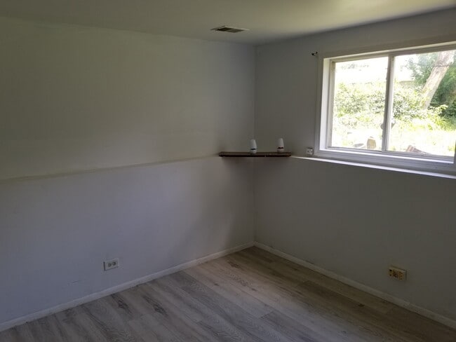 Building Photo - 547 N Ridgemoor Ave