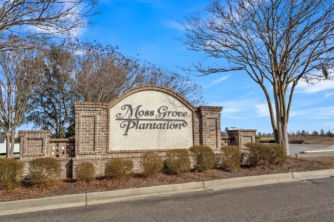 Building Photo - Large fenced yard corner lot - 4 Bedroom home in Moss Grove Plantation