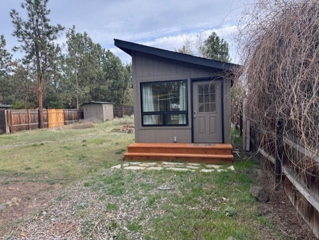 Building Photo - Updated home in a desirable SE neighborhood on a large lot