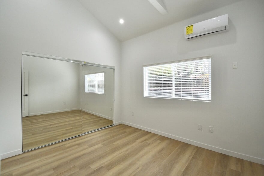 Building Photo - 4751 Kraft Ave