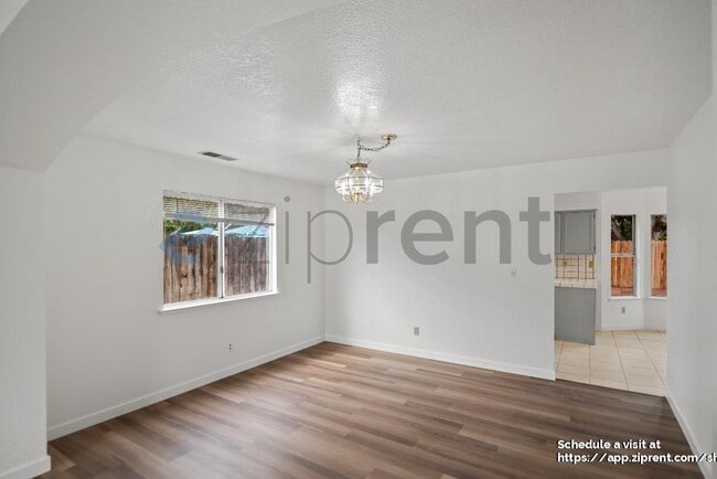 Building Photo - 2215 Jenni Ln