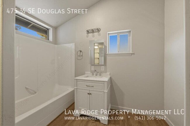 Building Photo - 475 SE Douglas St