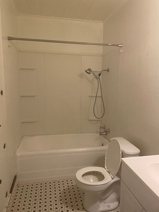 Building Photo - 2/1 with bonus room FENCED YARD PET FRIENDLY