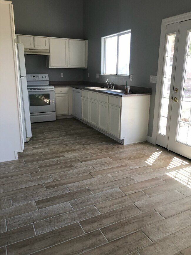 Building Photo - 13677 W Ocotillo Ln