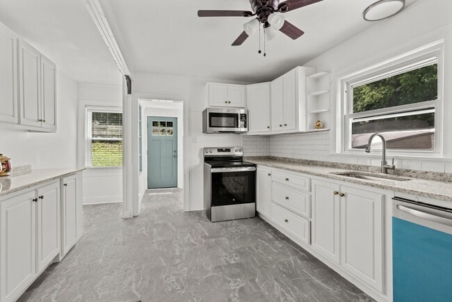 Building Photo - Beautifully Renovated 3 Bedroom 2.5 Bath H...