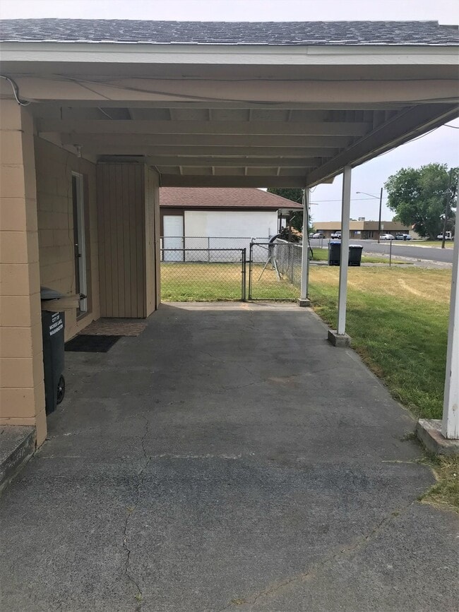 Building Photo - 1104-1106 S Grand Dr