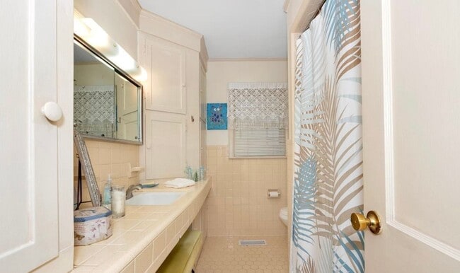Building Photo - Charming 3 Bedroom, 2 Bathroom Home in Dec...