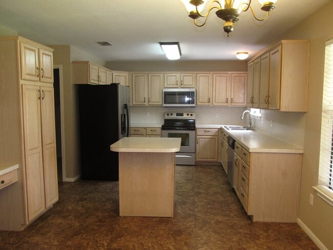 Building Photo - LARGE 4 BEDROOM NEAR LAKE