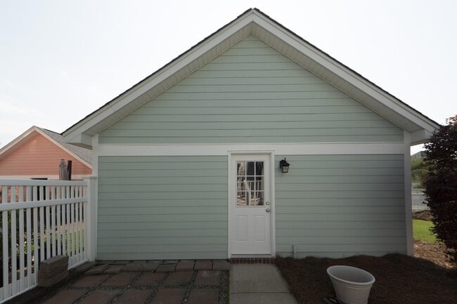 Building Photo - 302 White Gables Dr