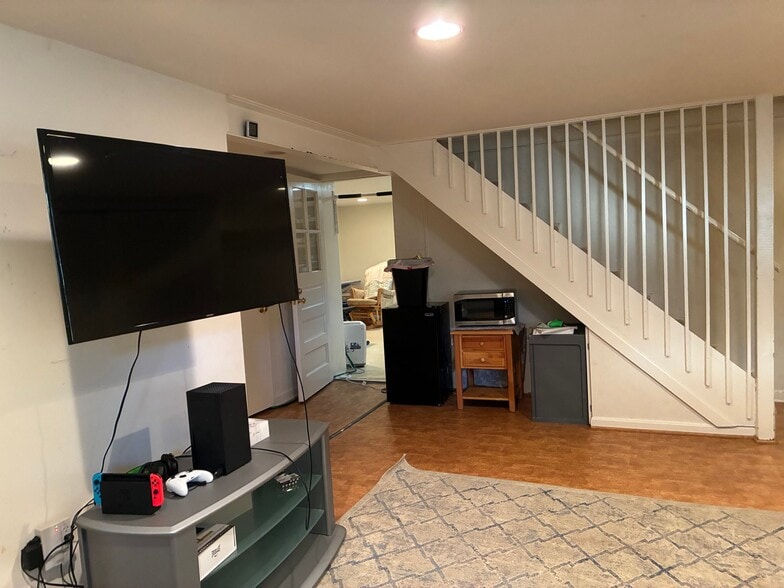 Building Photo - 2405 N Quintana St