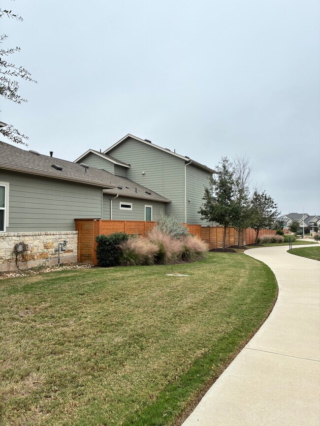 Building Photo - Elegant 6 BR 5 BA Home with Modern Amenities