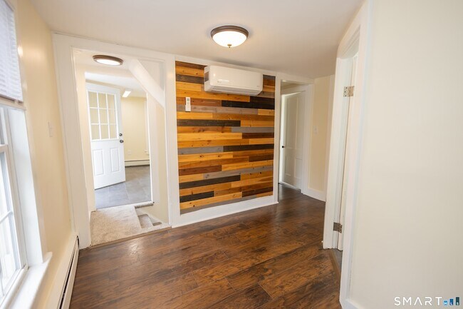 Building Photo - 387 Buckland St