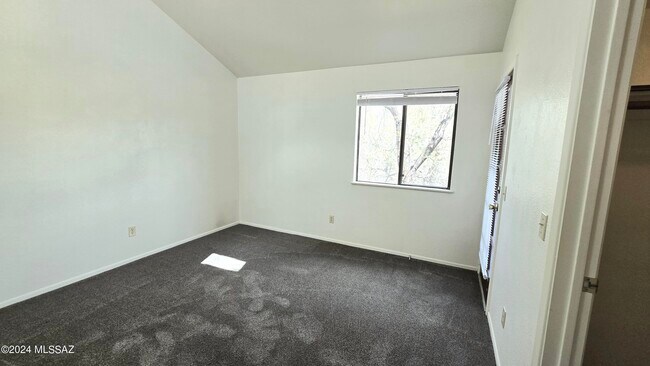 Building Photo - 3690 N Country Club Rd