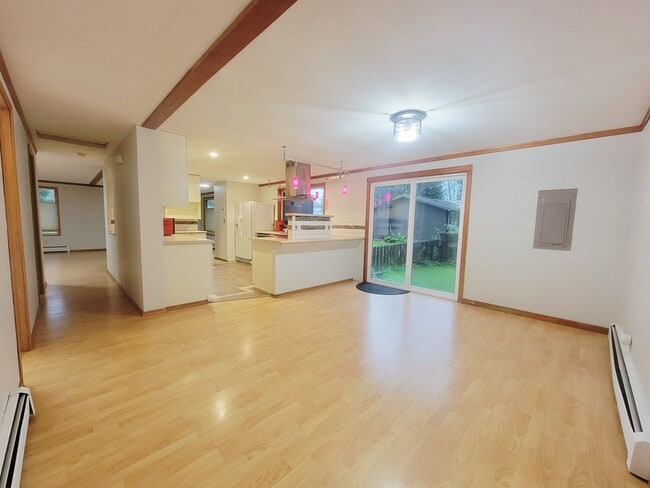Building Photo - Spacious 3-Bedroom Home with Fenced Yard &...