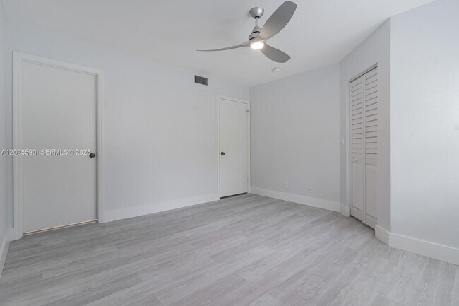 Building Photo - 2098 Madeira Dr