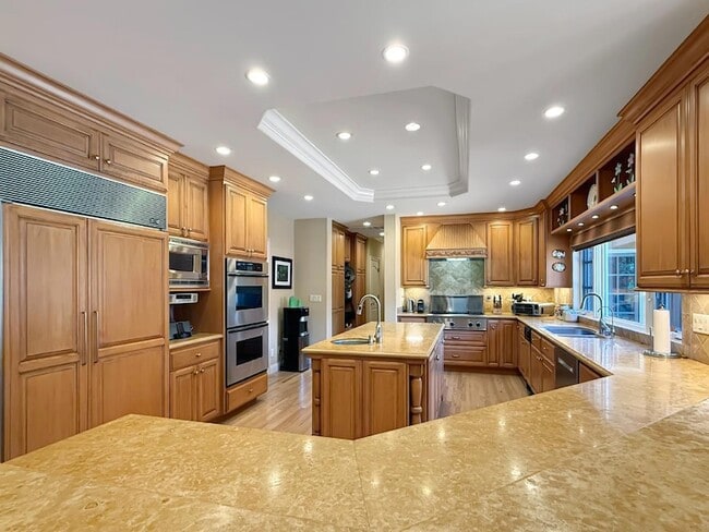 Building Photo - 1526 Hillview Dr