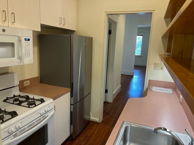 Kitchen looking toward front of apartment - 18 Avery Dr NE